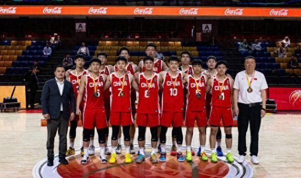 两次都输澳大利亚男篮，但中国男篮把“会打硬仗”带回来了